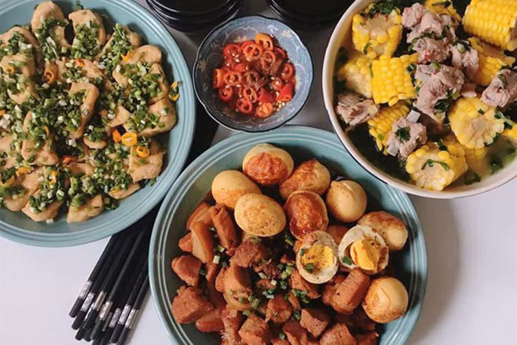 No căng bụng với thịt kho trứng cùng canh ngô hầm xương