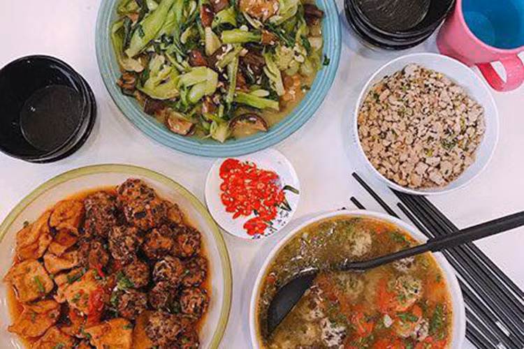 Vì thương con gái vất vả nên hằng ngày mẹ chị cố gắng nấu món ngon để con gái tẩm bổ.