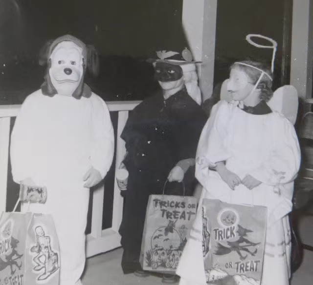 Bí ngô là một ngành kinh doanh lớn mang về khoản thu lớn trong lễ hội Halloween. Nó đã mang lại vụ mùa trị giá hơn 100 triệu USD mỗi năm cho nông dân trồng bí ngô.