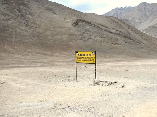 Tuy nhiên, điều này chưa được chứng minh. Nhiều giả thuyết khác cũng được đưa ra để lý giải hiện tượng lạ xảy ra ở Magnetic Hill. Cho đến nay, những bí ẩn về ngọn đồi này vẫn nằm trong bức màn đen.