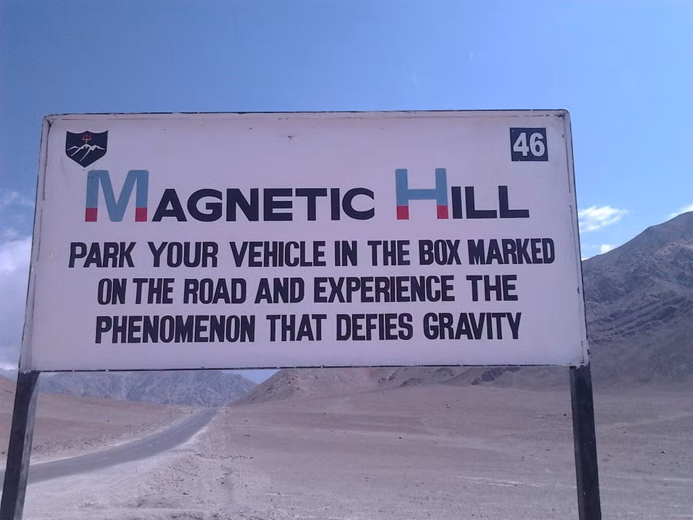 Magnetic Hill ở Canada là ngọn đồi phản trọng lực nổi tiếng thế giới. Nguyên nhân là vì nếu một người lái xe tới chân dốc và đỗ xe, chiếc xe sẽ từ từ trôi lên trên đỉnh dốc.