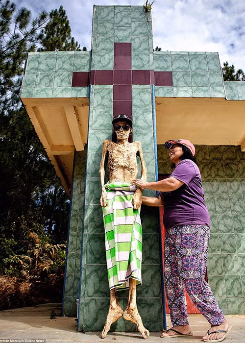 "Ron nguoi" voi ngoi lang co tap tuc mang nguoi chet...song lai