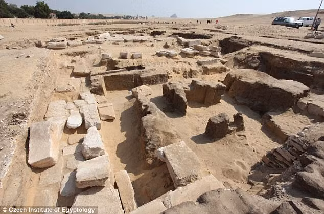 Tàn tích ngôi đền cổ có thể cao từ 32-52m, có niên đại cách đây hơn 3.200 năm, thuộc thời kỳ trị vì của pharaoh Ramses II mới được các chuyên gia khảo cổ phát hiện ở gần Kim tự tháp bậc thang Saqqara thuộc tỉnh Giza, Ai Cập.