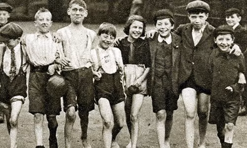 Một nhóm trẻ em thể hiện sự phấn khích, vui vẻ khi trên đường đến hồ Serpentine ở Hyde Park, London để câu cá.