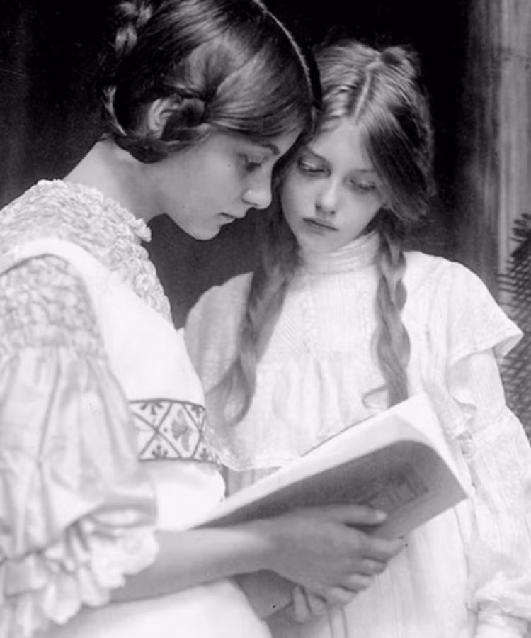 Vẻ đẹp hồn nhiên, trong sáng của hai cô bé người Đức vào khoảng 100 năm trước.