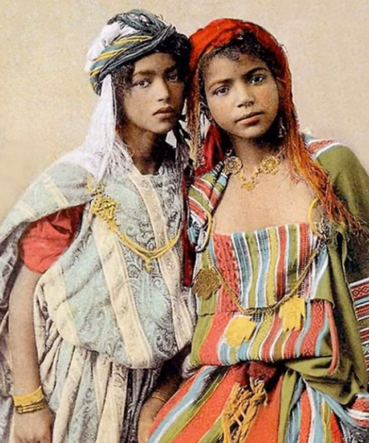 Trang phục đầy màu sắc ấn tượng của hai cô gái ở Algeria.