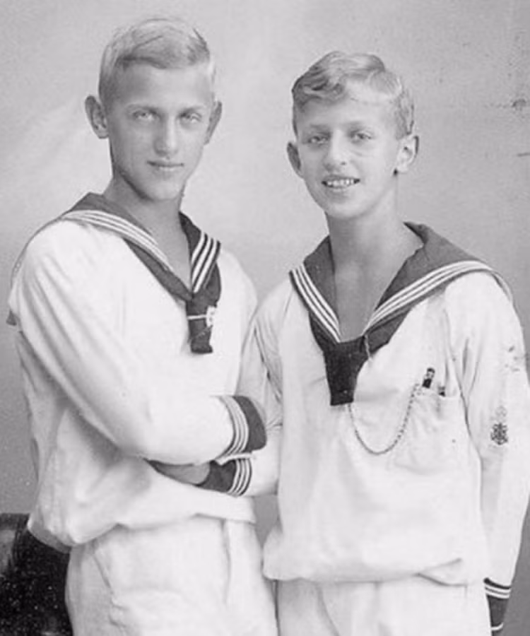 Gương mặt rạng rỡ của hai thanh thiếu niên người Đức khoảng 100 năm trước.