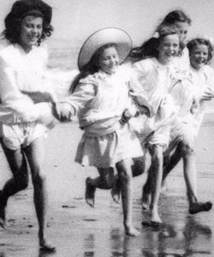 Những bé gái hồn nhiên vui đùa trên bãi biển ở Scotland.