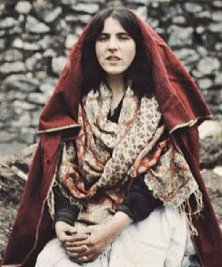 Cô gái 14 tuổi người Ireland trong trang phục truyền thống. Ảnh chụp vào khoảng năm 1913.