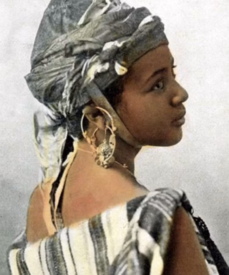 Cuộc sống ở các nước trên thế giới 100 năm trước có sự khác biệt khá lớn so với ngày nay. Trong ảnh là vẻ đẹp trong trẻo của một cô gái người Algeria.