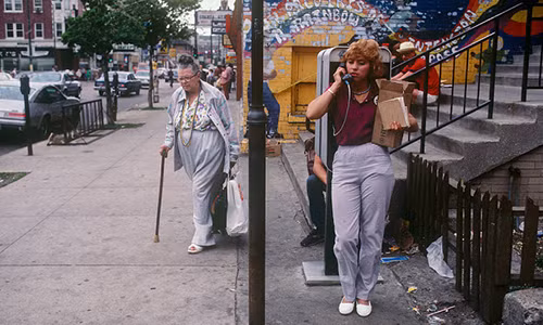 Cô gái trẻ sử dụng điện thoại công cộng - phương tiện liên lạc khá phổ biến ở Chicago cũng như nhiều thành phố khác ở Mỹ những năm 1980.