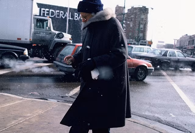 Một người đàn ông di chuyển chậm rãi trong thời tiết lạnh giá vào tháng 2/1989.