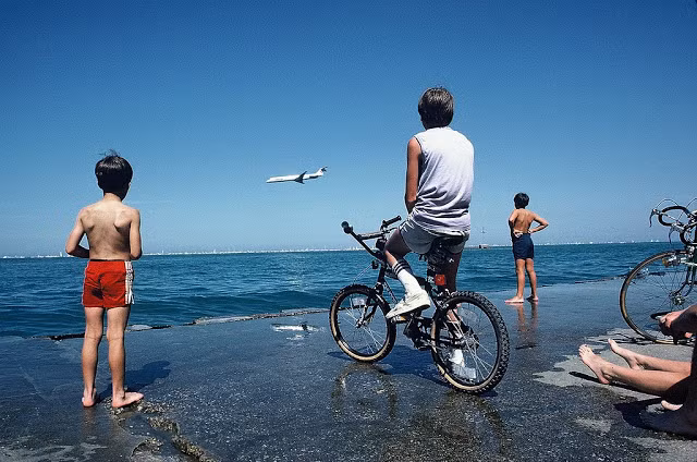 Nhiều người dân Chicago thích thú ngắm nhìn một máy bay chở khách khi nó bay ngang qua. Ảnh chụp tháng 7/1984.