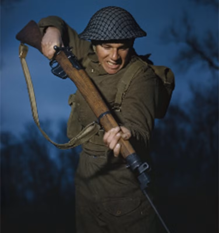 Alfred Campin thuộc Tiểu đoàn 6 tay cầm súng ở Anh. Ảnh chụp tháng 3/1944.