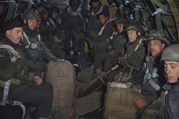 Lính nhảy dù của Anh chuẩn bị làm nhiệm vụ tại Down Ampney, Wiltshire, tháng 4/1944.