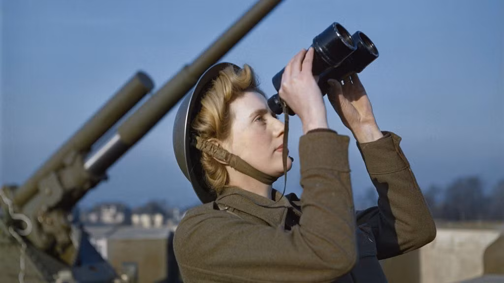 Một số bức ảnh chụp trong Chiến tranh thế giới 2 lần đầu tiên được Bảo tàng Chiến tranh Hoàng gia giới thiệu tới công chúng sau hơn 70 năm. Trong ảnh là nữ quân nhân làm nhiệm vụ quan sát năm 1942.