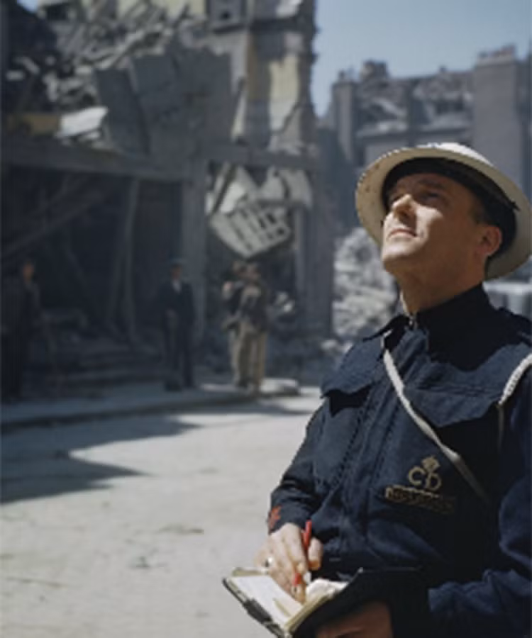 Một người đàn ông cẩn thận ghi chép đánh giá về thiệt hại của các tòa nhà bị đánh bom trong chiến tranh thế giới 2 ở Holborn, London.
