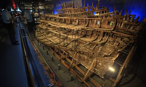  Tàu chiến Mary Rose của Hải quân Anh nổi tiếng thế giới khi được trục vớt, phục dựng và trưng bày tại bảo tàng mang tên chính con tàu này tại Anh.