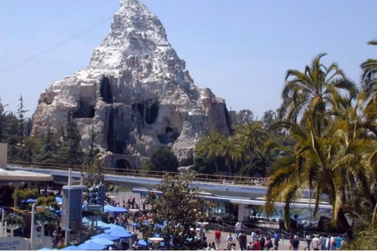 Núi Matterhorn tại Disneyland được dựng mô hình và đặt theo tên một ngọn núi thuộc dãy Alps ở biên giới giữa Thụy Điển và Italy. Đây là ngọn núi giả có trò chơi tàu lượn chạy quanh ở Disneyland.