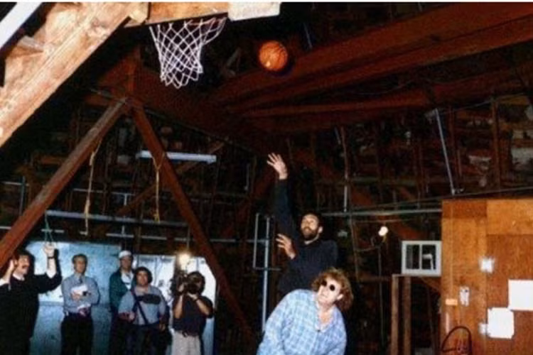 Bên trong ngọn núi Matterhorn tại Disneyland được thiết kế trông giống như phòng gác mái. Nó được dùng làm nơi nghỉ chân cho những người leo núi. Tại đây, họ có thể chơi bóng rổ hay làm bất cứ điều gì mình thích.