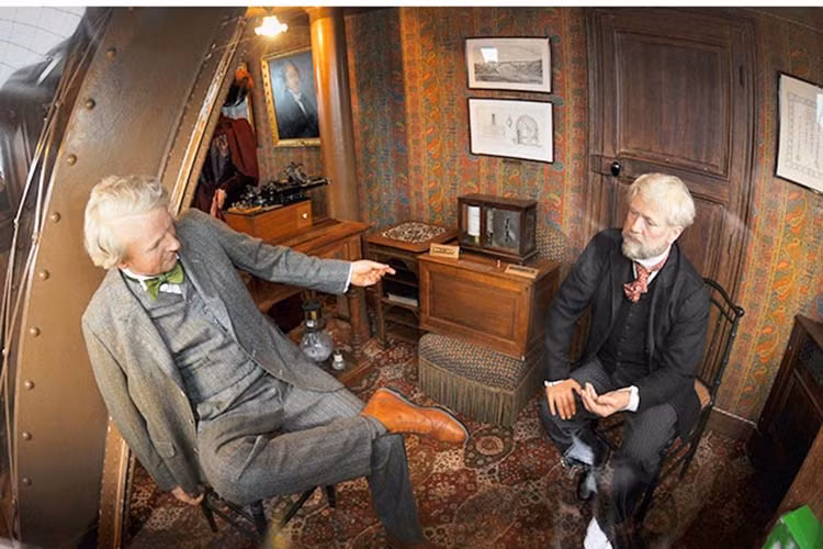 Bên trong căn phòng nhỏ trong tháp Eiffel có một phòng bếp, một phòng tắm, 2 phòng ngủ và một phòng khách. Gustave Eiffel từng có cuộc trò chuyện với Thomas Edison tại căn phòng này. Hiện căn phòng bí mật trên đã mở cửa đón tiếp khách tham quan.