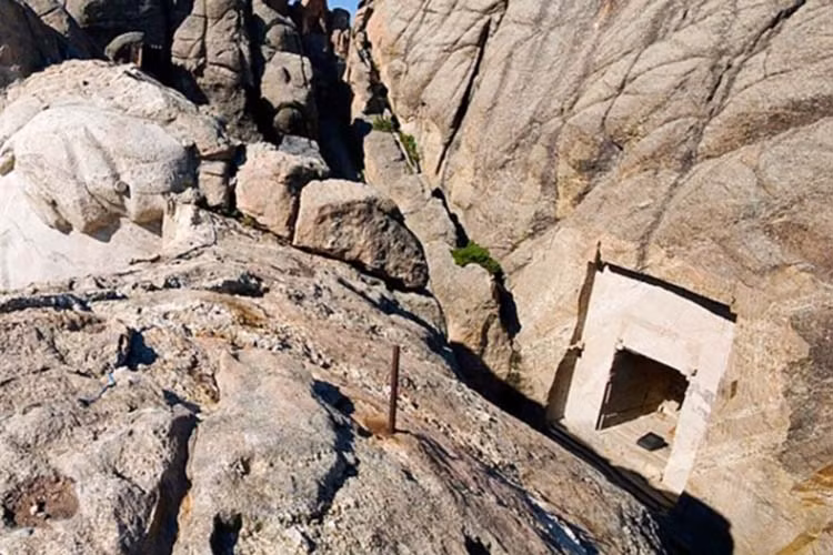 Do vậy, căn phòng bí mật được ông Borglum cho xây dựng phía sau đầu Tổng thống Abraham Lincoln. Tuy nhiên, ông Borglum qua đời trước khi kế hoạch được hoàn thành. Đến năm 1998, những bản sao quan trọng và những cuốn hồi ký của các Tổng thống Mỹ được đặt bên trong căn phòng bí mật trong lòng núi Mount Rushmore.