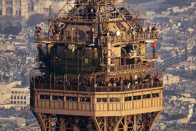 Gustave Eiffel là người đã thiết kế tháp Eiffel - kiệt tác nổi tiếng thế giới ở Paris, Pháp. Vị kiến trúc sư này đã xây một căn phòng nhỏ bí mật cho riêng mình bên trong tháp Eiffel.