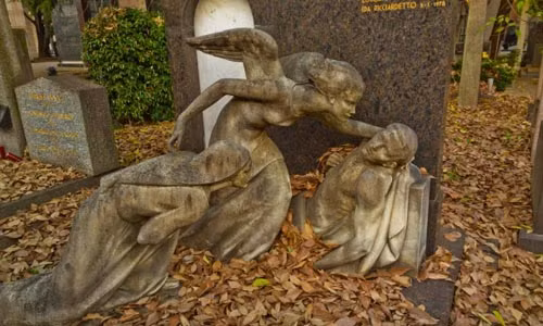 Nghĩa trang Cimitero Monumentale, Milan, Italia: Ban đầu, chỉ những người giàu có mới đủ điều kiện an nghỉ tại nghĩa trang này. Các ngôi mộ được trang trí bằng những bức tượng đẹp nhất. Ngày nay, nghĩa trang trở thành bảo tàng, nơi du khách có thể đi dạo và ngắm các tác phẩm nhệ thuật hơn 150 năm tuổi.