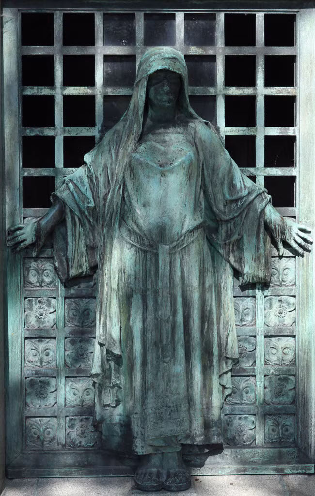 Nghĩa trang Père Lachaise, Paris, Pháp: Đây là nơi an nghỉ của những người nổi tiếng như Oscar Wilde, Honore de Balzac và Frederic Chopin. Các bức tượng trên mộ có vẻ đẹp quyến rũ và thu hút rất đông du khách.