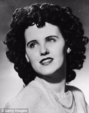 Theo thông tin từ phía cảnh sát, nữ minh tinh Elizabeth Short bị giết hại một cách dã man khi cơ thể bị chặt làm đôi ngay ở phần thắt lưng, gương mặt của cô bị cắt từ khóe miệng đến mang tai, trên cơ thể cũng có nhiều vết cắt và bầm dập.