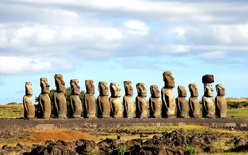 Nhiều chuyên gia cho rằng, những bức tượng Moai có niên đại vào khoảng 1100 - 1500 được người xưa tạc từ mỏ đá núi lửa Rano Raraku nhằm tiến hành các nghi lễ tôn giáo. Cũng có giả thuyết suy đoán những bức tượng này tạc hình dáng của con người thời xưa.