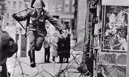 Ông Horst đã sử dụng kỹ năng của người nghệ sĩ xiếc để thực hiện cuộc đầu tẩu ngoạn mục vào đầu năm 1963. Cụ thể, ông leo lên một cột điện gần Bức tường Berlin và chậm rãi đi thăng bằng trên dây và nhích từng bước một qua phía Tây Berlin.