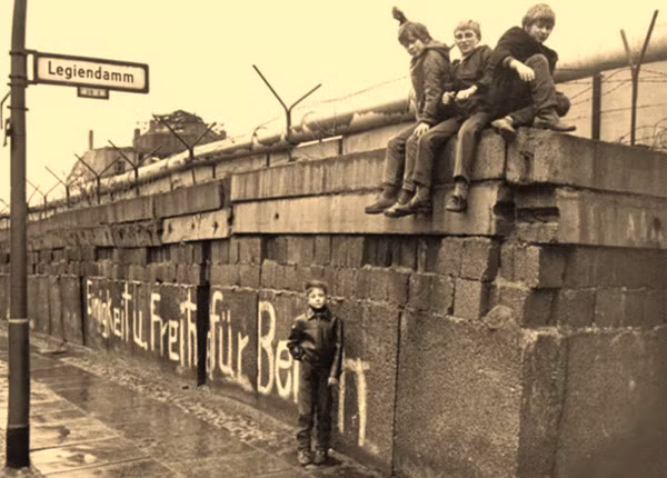 Để kế hoạch đào tẩu thành công, Hans Strelczyk và Gunter Wetzel chế tạo động cơ bơm nóng khí cầu từ các bình chứa gas mini.