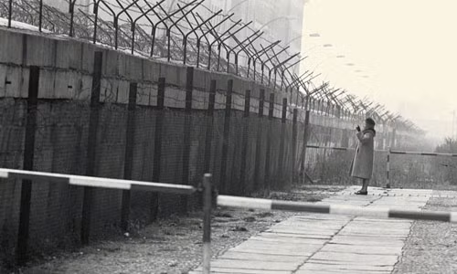 Sau khi sang Tây Đức, Richter giúp đỡ những người khác trốn khỏi Đông Đức. Anh trở lại Đông Đức và bí mật giấu họ trong ô tô và đưa họ sang phía bên kia Bức tường Berlin.