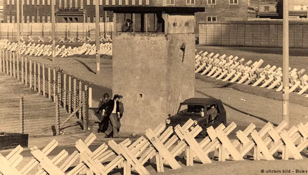 Một trường hợp đào thoát từ Đông Đức sang Tây Đức nhận được sự chú ý lớn là của Hans Strelczyk và Gunter Wetzel. Vào năm 1979, hai người đàn ông này đã cùng nhau làm ra một chiếc khinh khí cầu lớn để đưa cả 2 gia đình sang Tây Đức.