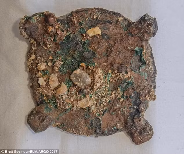 Thêm nữa, một chiếc đĩa nhỏ bằng đồng với bốn nút chấu bốn bên, có lỗ bên trên, được dự đoán có vai trò bảo vệ cho một vật gì đó. Đặc biệt, việc phát hiện cỗ máy cổ Antikythera gây "chấn động" giới khảo cổ.