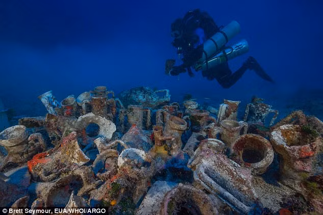 Các thợ lặn lần đầu tiên tìm thấy chiếc tàu đắm Antikythera vào những năm 1900. Tuy nhiên, phải mất rất nhiều thời gian và công nghệ hiện đại, các chuyên gia, nhà khoa học mới có những phát hiện mới.