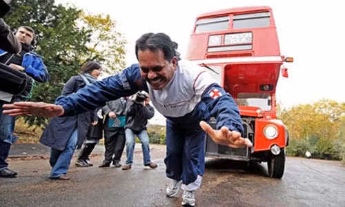 Manjit Singh, gốc Ấn Độ, sinh sống ở Leicester, Anh xác lập kỷ lục khó tin là chỉ dùng đuôi tóc nhỏ của mình để kéo được chiếc xe buýt 2 tầng đi một đoạn dài 21,2m.