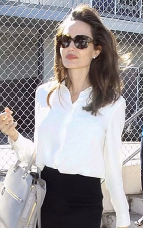 Nữ diễn viên Angelina Jolie đã lấy lại "phong độ" sau thời gian mệt mỏi, khủng hoảng vì tranh chấp quyền nuôi con với Brad Pitt. Người ta thấy cô thường xuyên ra phố với các con, đưa các con đến các sự kiện công chiếu phim, xuất hiện với diện mạo xinh đẹp, quyến rũ./.