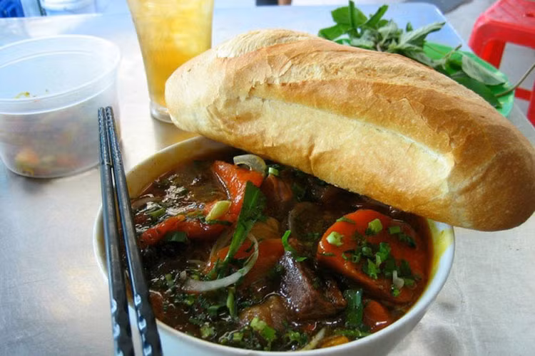 Bò kho là một trong những món ăn Việt Nam được chế biến từ thịt bò. Trong món ăn này, thịt bò được hầm cùng hỗn hợp nước mắm, bột ngũ vị hương, đường và nước được ăn kèm cùng bánh mì hoặc cơm.