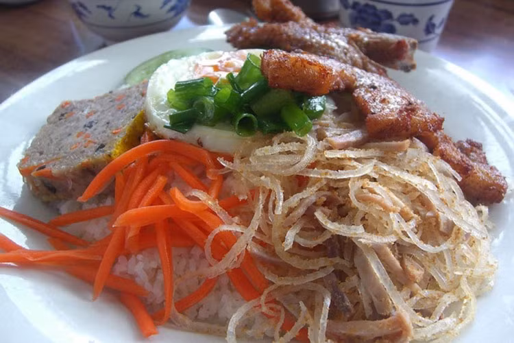 Cơm tấm là món ăn thơm ngon, vừa miệng được nhiều du khách lựa chọn khi đến Việt Nam. Có rất nhiều món ăn đi kèm với cơm Tấm. Hầu hết du khách thường chọn ăn cơm tấm với sườn, cà rốt, củ cải trắng.