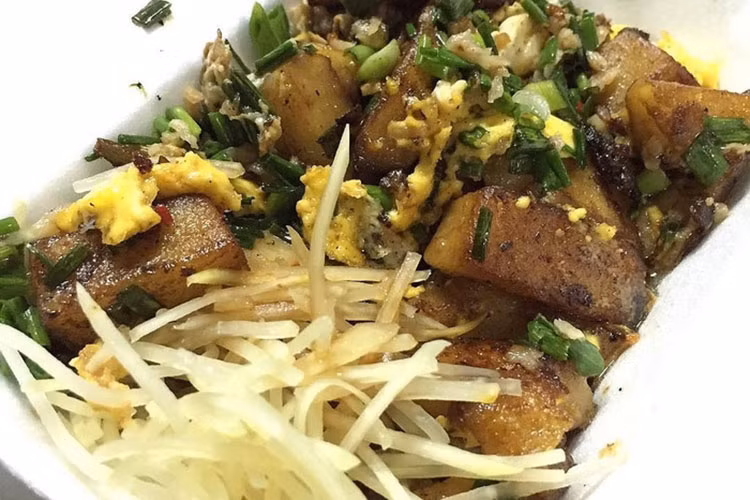 Ở khắp các ngõ hẻm ở Việt Nam, bạn đều có thể tìm kiếm và thưởng thức món bột chiên. Đây là một món ăn tuyệt vời cho bữa sáng với trứng, giá và nhiều nguyên liệu khác khiến bạn nhớ mãi vị ngon của món ăn này.