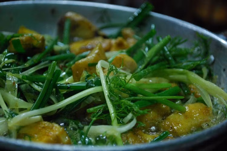 Chả cá Lã Vọng là một trong những món ăn đặc trưng của thủ đô Hà Nội. Thậm chí ở Hà Nội, có một con phố được đặt tên theo món ăn này. Chả cá Lã Vọng được chế biến từ cá lăng, bột nghệ, giềng, hành, mẻ, thì là và được chiên vàng lên và ăn cùng với bún, lạc, rau thơm. Đến Hà Nội, chắc chắn bạn không thể bỏ qua món ăn này.