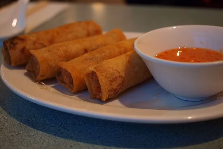 Nem rán được làm chủ yếu từ thịt lợn, các loại rau củ, miến, mộc nhĩ. Nem thường được ăn kèm với nước chấm chua, mặn, ngọt và là món khoái khẩu của những người thích những món ăn chiên.