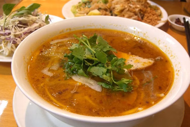 Như tên gọi, món súp bún bò Huế bắt nguồn từ Huế- cố đô của Việt Nam. Món bún bò gồm có thịt bò, mắm ruốc, sả, gừng, hành tím khô, tỏi, ớt bột, bột nêm, đường, dầu điều. Bún bò thường được ăn kèm với các loại rau thơm như rau ngổ, rau mùi, giá, hành tươi, hoa chuối thái.