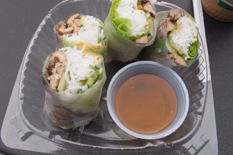 Món gỏi cuốn gồm có bánh tráng, thịt lợn, tôm, bún, rau thơm. Mặc dù món ăn này khá đơn giản nhưng vẫn rất thơm ngon và dễ ăn. Gỏi cuốn xếp thứ 30 trong danh sách 50 món ăn ngon nhất thế giới theo bình chọn của tờ CNN.