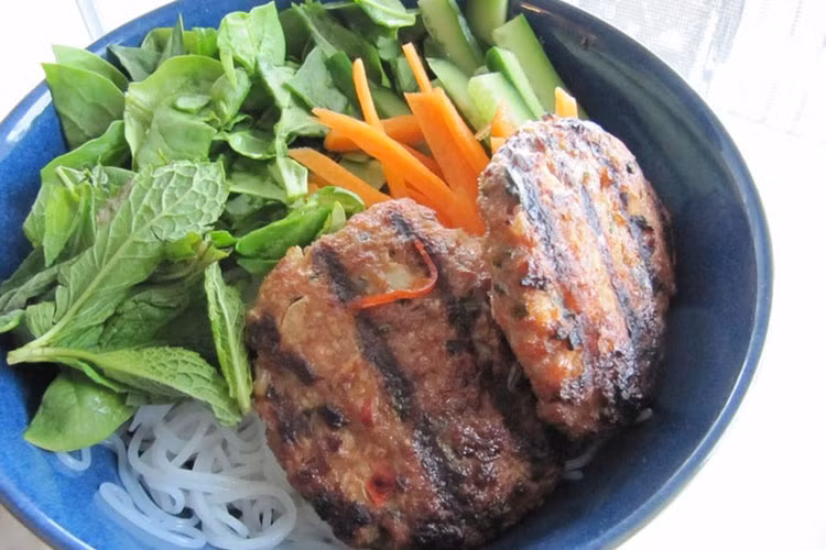 Bạn có thể ăn món bún chả ở khắp nơi trên đất nước Việt Nam. Nhưng món ăn này bắt nguồn từ Hà Nội. Bún chả gồm có thịt lợn tẩm ướp, nướng ăn với bún kèm theo rau thơm và nước chấm.