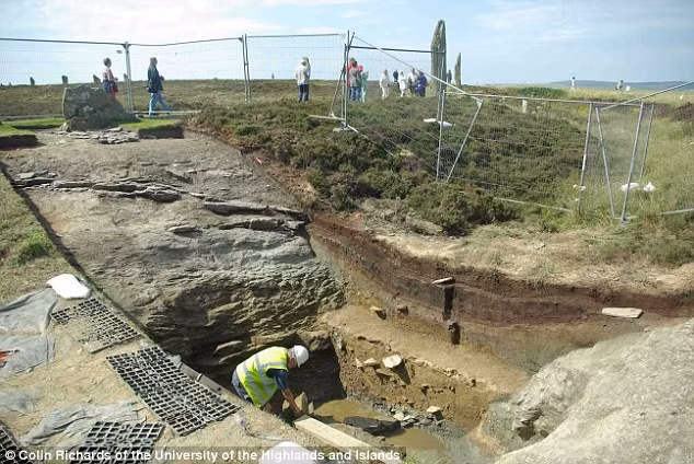 Nghiên cứu còn chỉ ra người dân trên đảo có thể cùng nhau xây dựng những khối cự thạch sau đó tụ tập ở những vòng tròn đá như Ring of Brodgar và Standing Stones of Stenness.