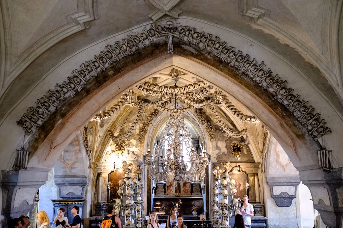 Kế đến, ông bắt tay vào sắp xếp, làm thành bộ đèn chùm độc đáo, biểu tượng huy hiệu của gia đình Schwarzenber... bên trong nhà thờ Sedlec Ossuary.