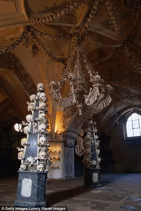 Chính vì vậy, Sedlec Ossuary còn được mọi người biết đến với tên gọi nhà thờ xương người (Church of Bones/Bone Church).